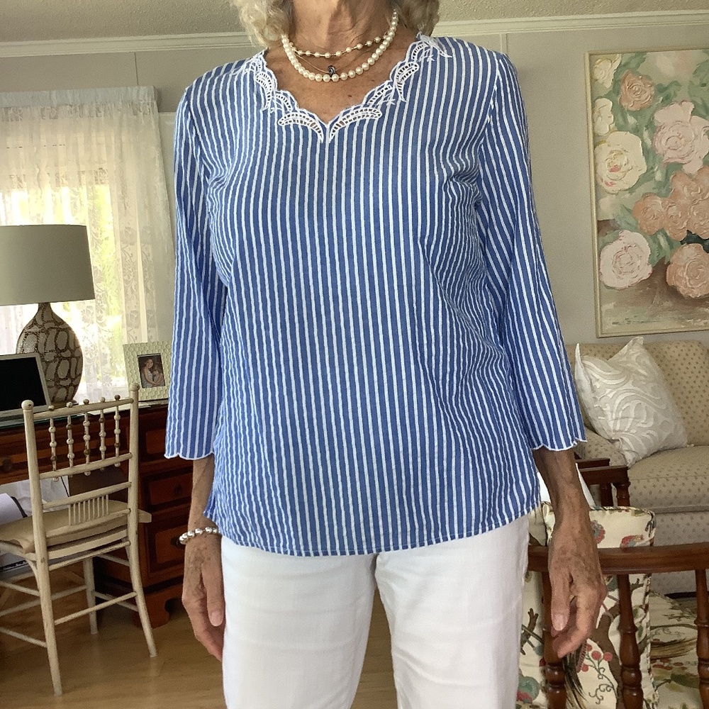 Liz Claiborne V neck 100% cotton seersucker
